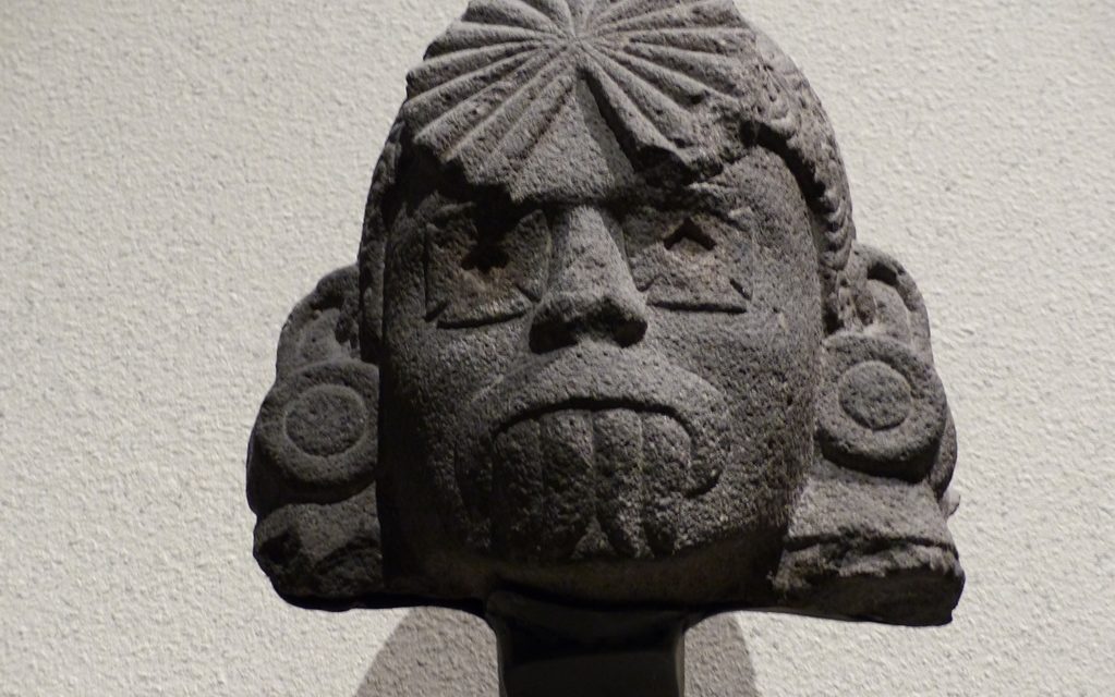 Statue mexicaine à l'apparence renfrognée
